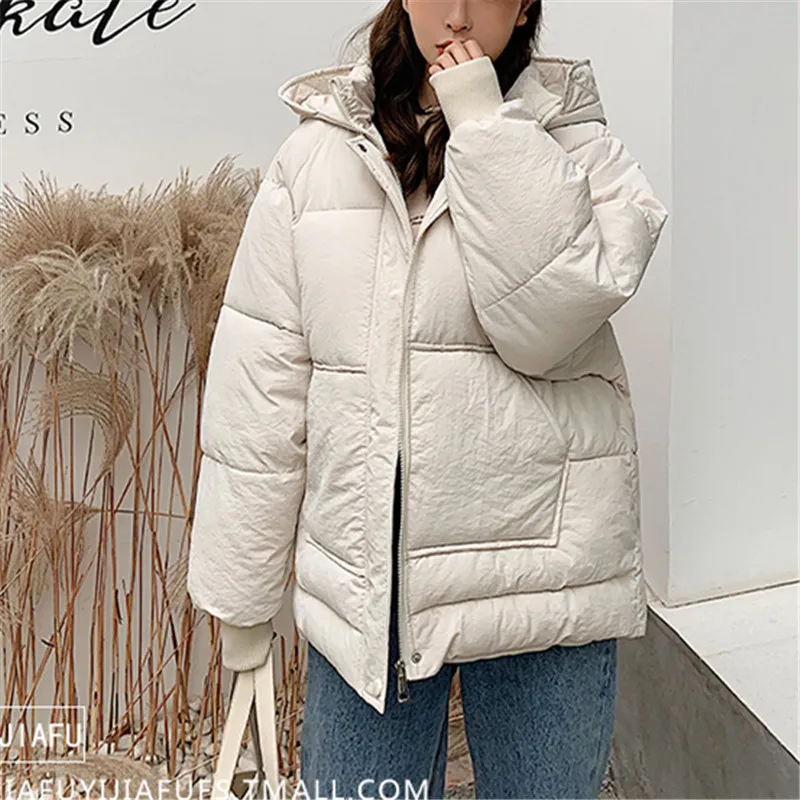 Женская куртка с капюшоном и карманами теплая плотная свободная однотонная