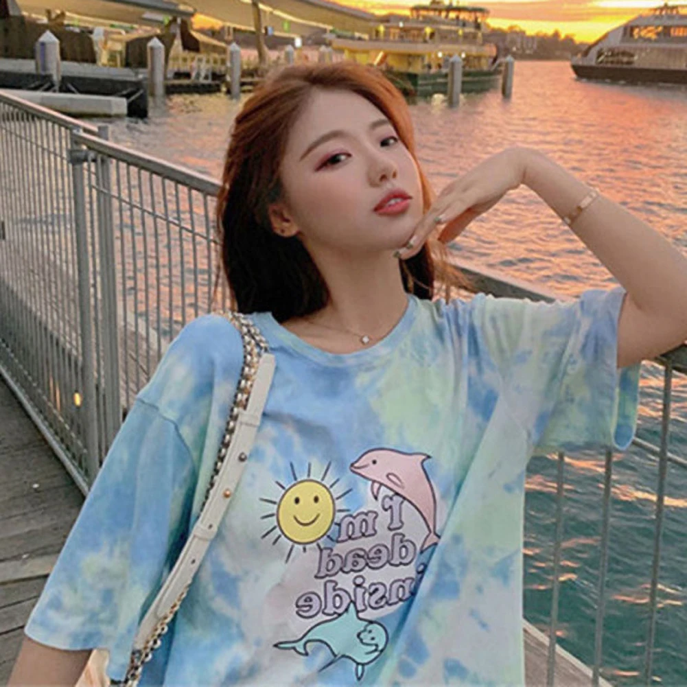 Женская свободная футболка с коротким рукавом круглым вырезом и цветочным