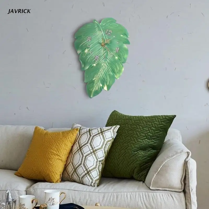 

Настенные часы в форме листьев