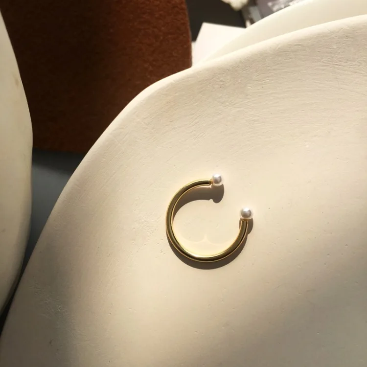 Минималистичные золотые кольца с двойными точками и открытым манжетом жемчужные