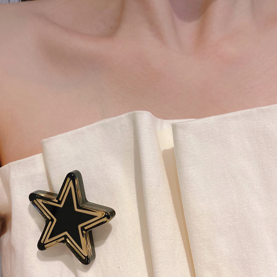 

Fashion Hot Famous Brand Designer Acrylic Star Black C Brooch For Women Man Fine Luxury Jewelry Top High Quality 2021 Trends