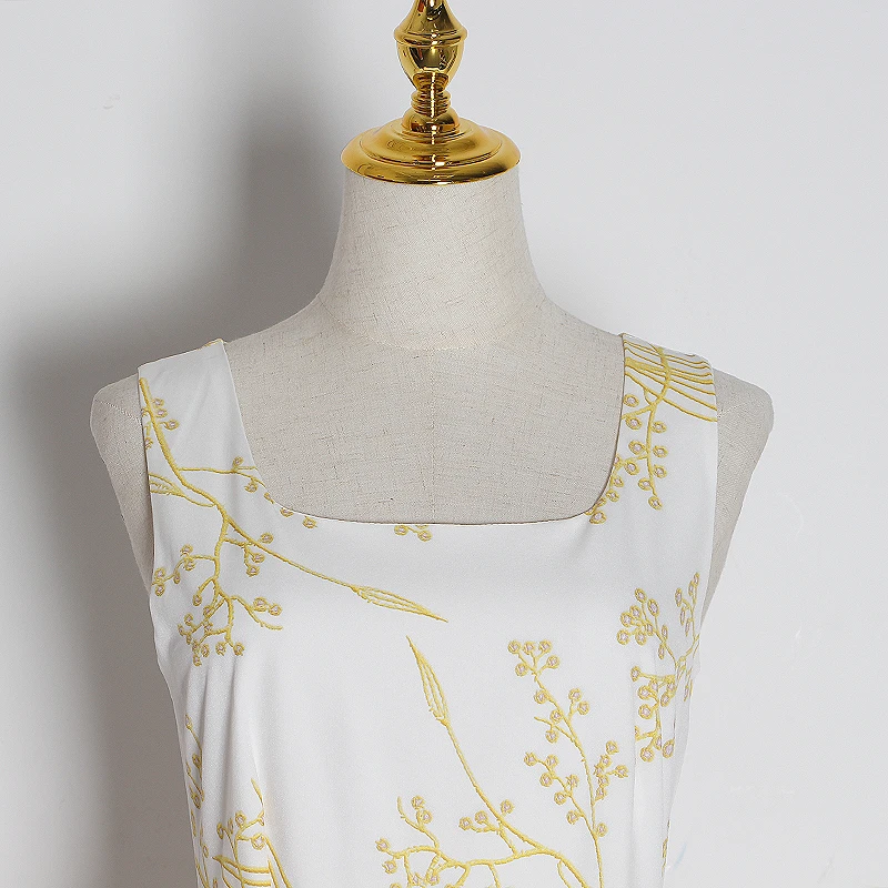 Женское платье с квадратным вырезом TWOTWINSTYLE разноцветное на тонких бретелях высокой талией и рюшами