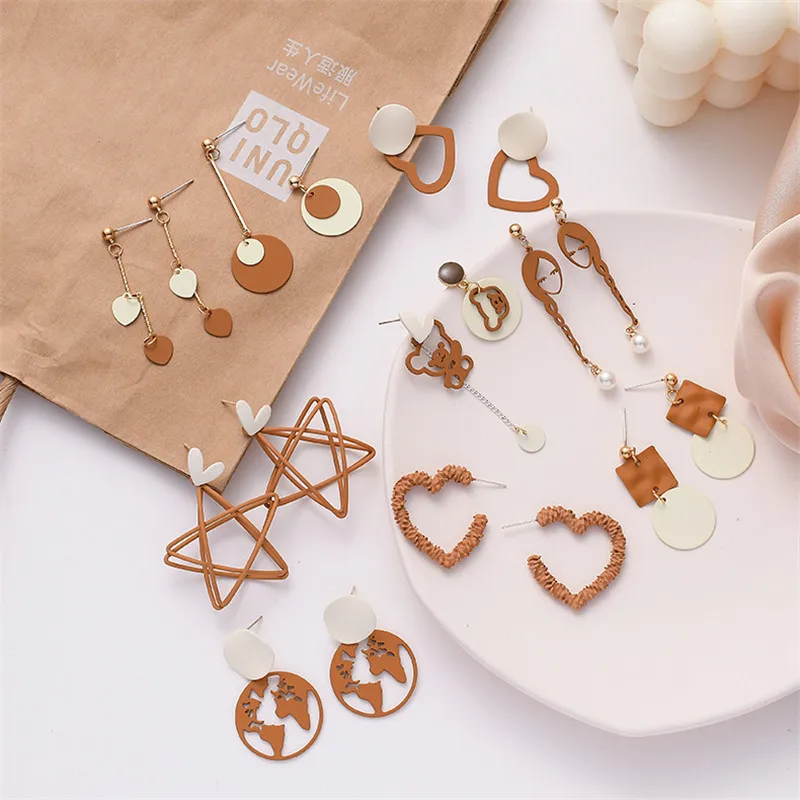 

2021 Retro Korean Dongdaemun New Earrings Retro Geometric Milk Tea Color Contrast Minimalist Hollow Long Earrings