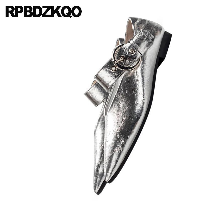 Женские туфли на плоской подошве серебристые дизайнерские с острым носком