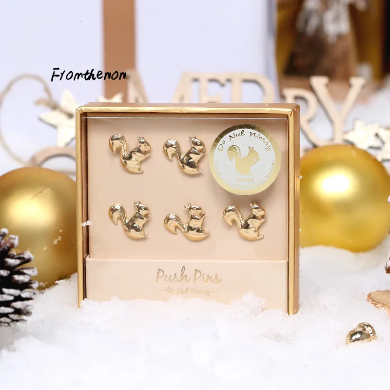 Рождественская белка в форме кнопочного пальца карты булавки пробковая доска