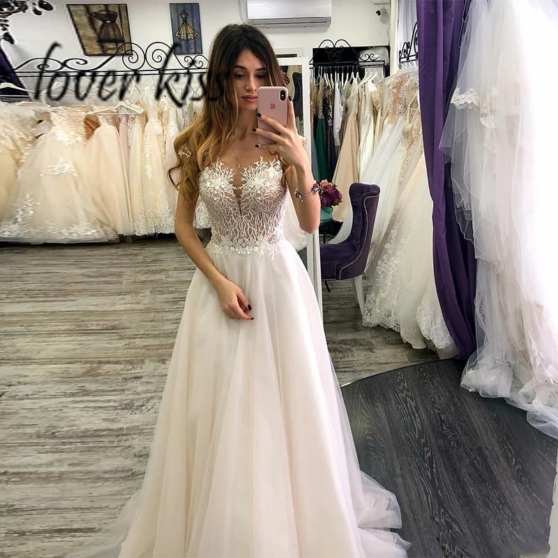 Очаровательное свадебное платье из фатина с кружевной аппликацией и глубоким