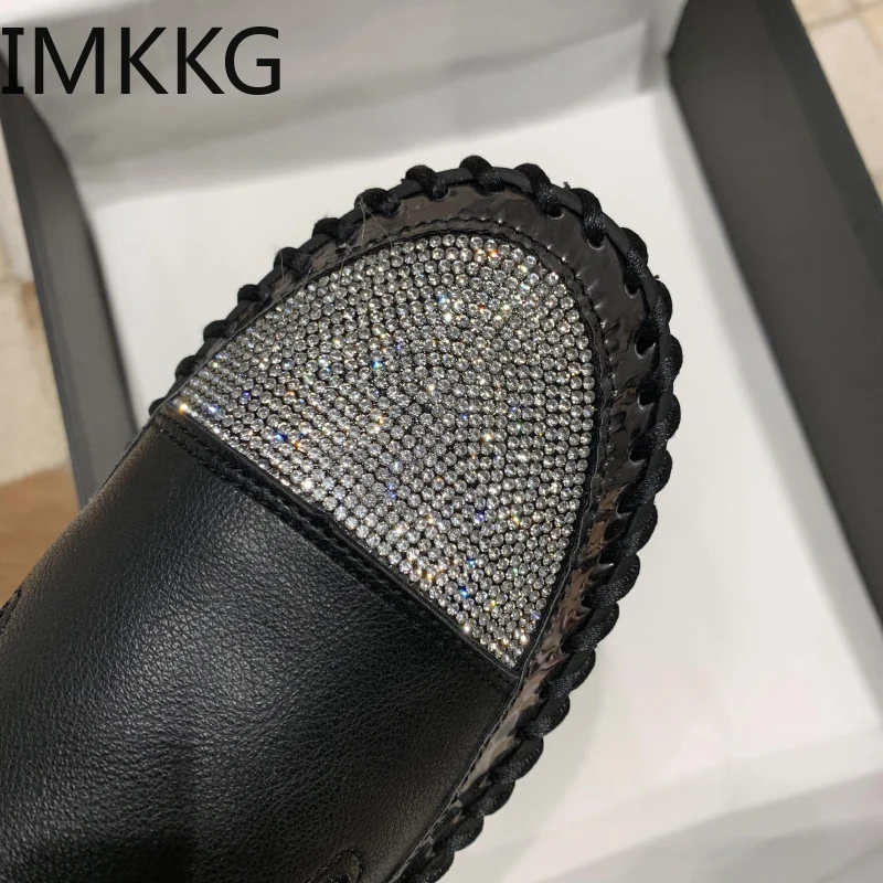 Модные женские тапочки из полиуретана с круглым носком без застежки туфли на