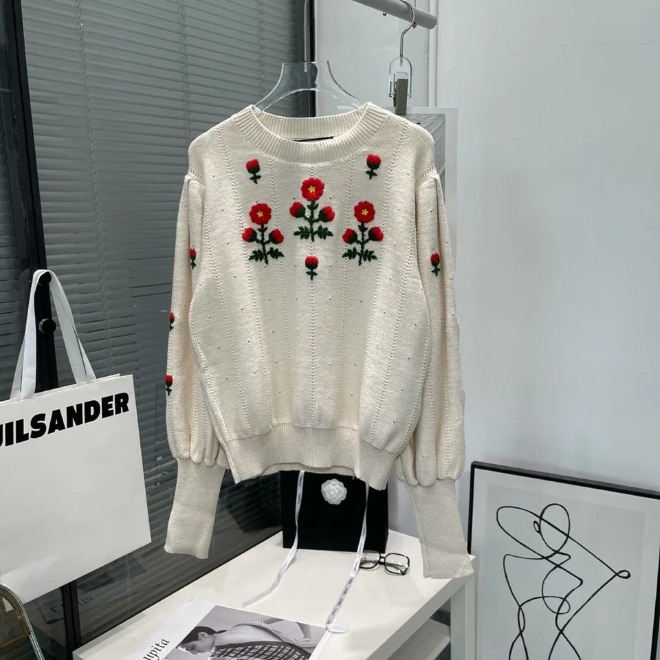 

Early autumn 2021 New Apricot heavy industry flower embroidery sweater lantern sleeve design full of Gong Tingfeng