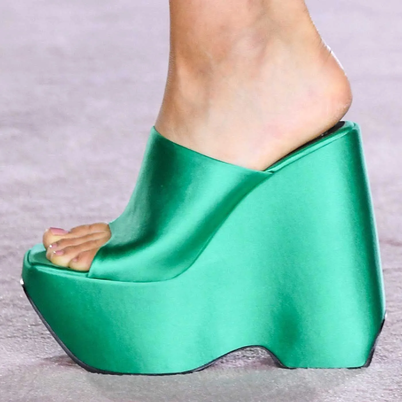 

Green Satin Wedges Mules Women Slippers Slip On Peep Toe Platform Shoes Super High Heels Women Sexy Party Slides Designer Shoes