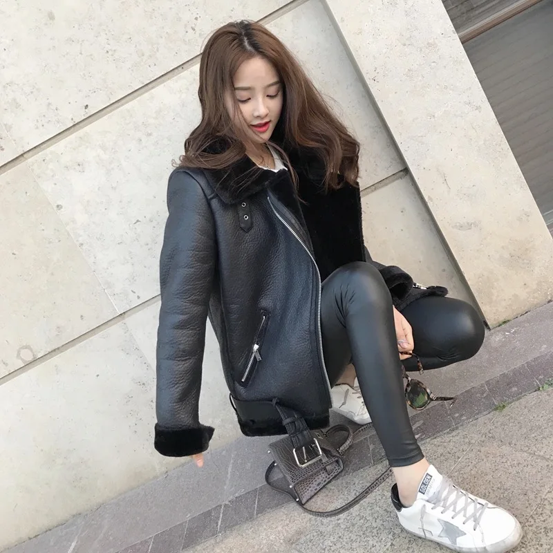 Черная куртка из искусственной кожи женская кожаная с меховым воротником