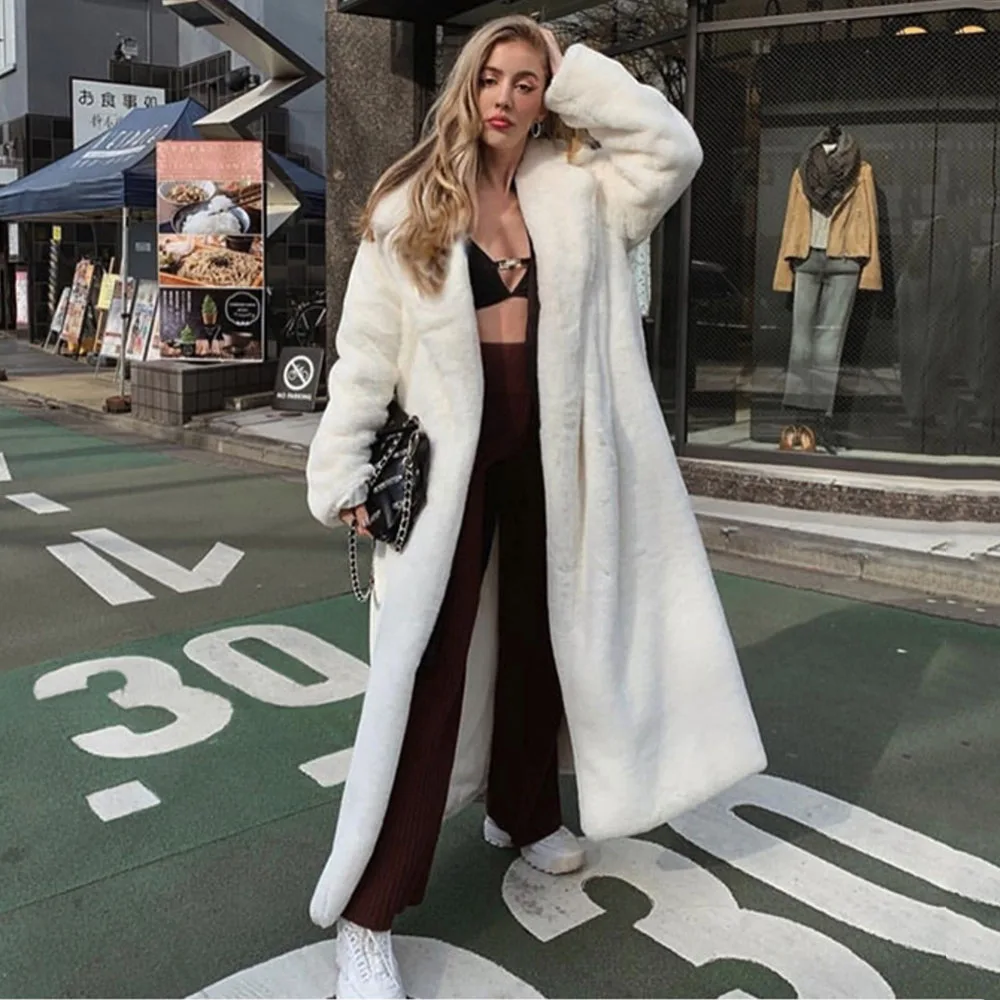 Зимнее женское меховое пальто из искусственного меха куницы белое роскошное