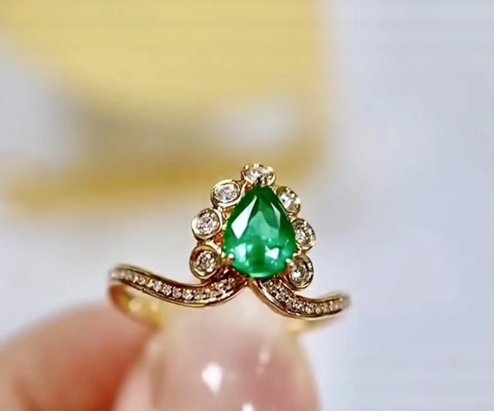 

Кольцо женское из серебра 925 пробы, с изумрудом