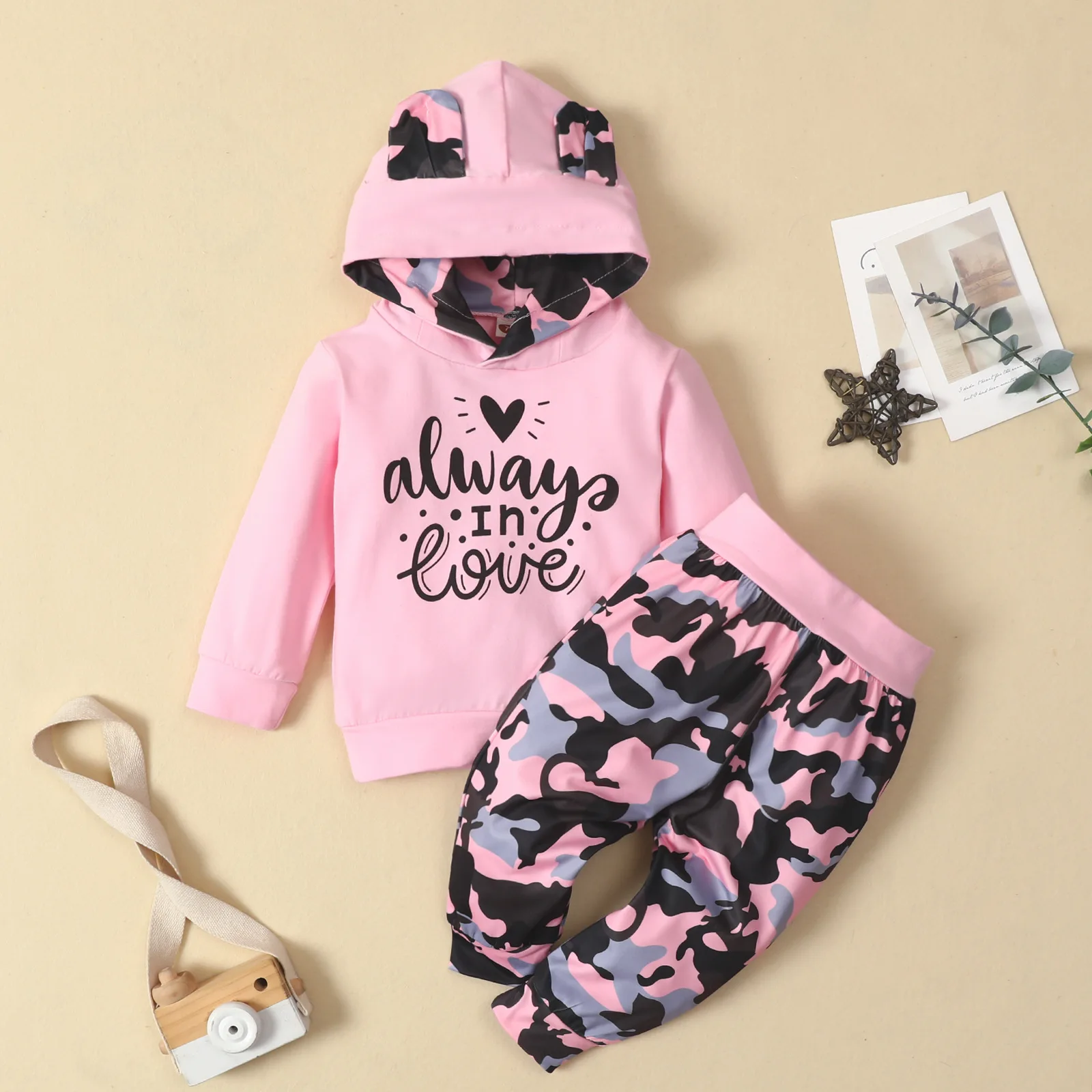 

Одежда для новорожденных девочек с буквенным принтом Камуфляжный Топ с длинным рукавом с капюшоном длинные штаны 2 шт. наряды хлопковая оде...