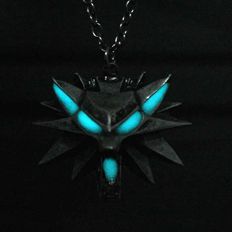 

One Piece Wizard Game Necklace Noctilucous Wolf Head Character White Wolfs Geralts Jewelry Accessories Toys for Girls Boys Gifts