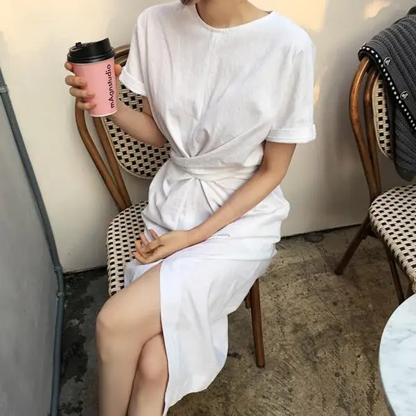 Короткое однотонное платье с открытой вилкой и круглым вырезом коротким рукавом