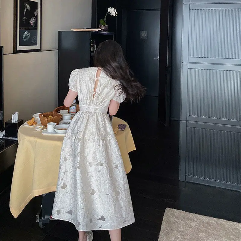 

Летнее тонкое яркое платье с цветочным рисунком в стиле ретро