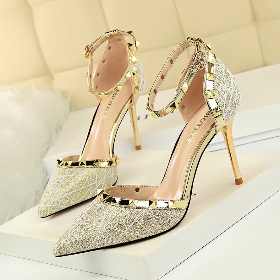 

Босоножки женские, на высоком каблуке, с острым носком и заклепками