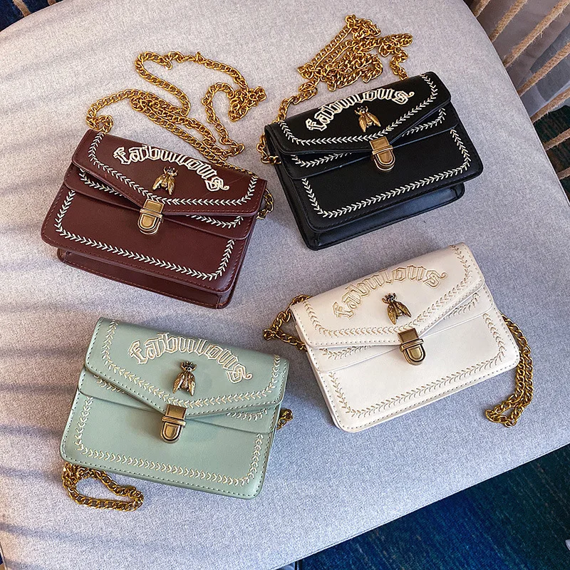 Женская сумка с вышивкой в виде пчелы вместительная на цепочке женская