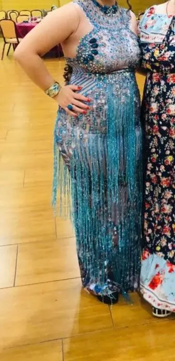 Блестящее облегающее длинное платье стразы с синими кисточками женское для