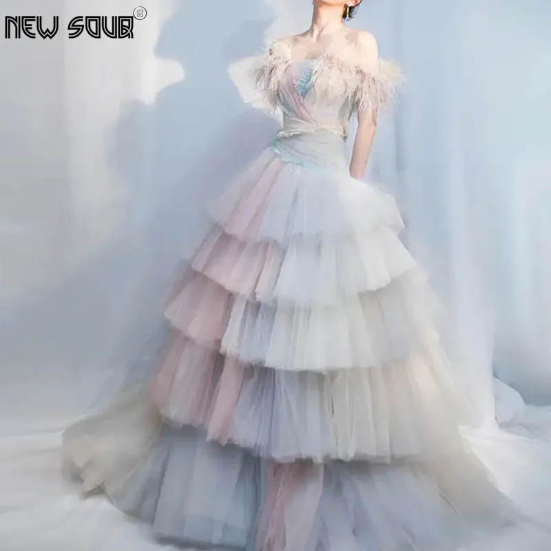 Длинное платье для выпускного вечера с красивыми красочными перьями | Свадьбы и