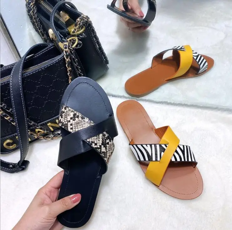 

Spring/summer 2020 new women flat stitching non-slip outdoor beach slippers fashion versatile home durable leather sandals ms