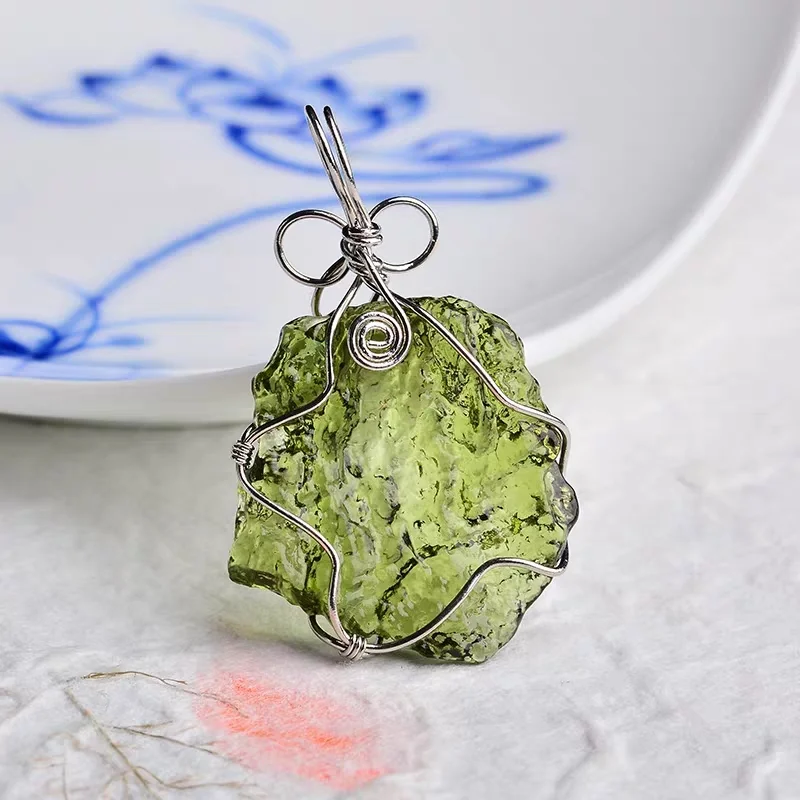 Лидер продаж A + натуральный форма зеленый аэролиты кристалл камень кулон энергии