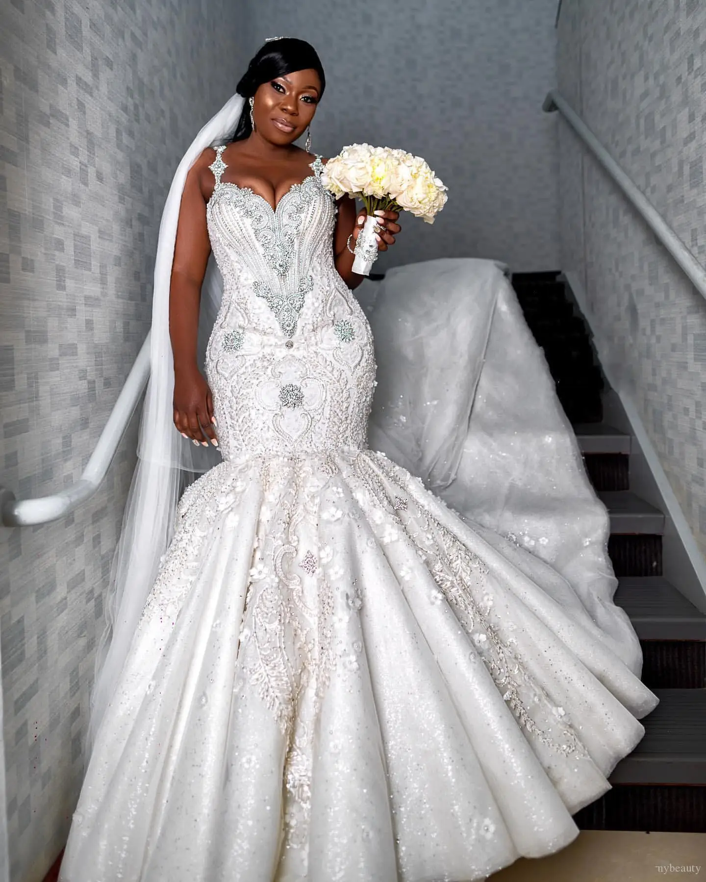 

Luxurious Lace Beaded Wedding Dresses Crystals Mermaid Africcan Spagetti Straps Wedding Gowns