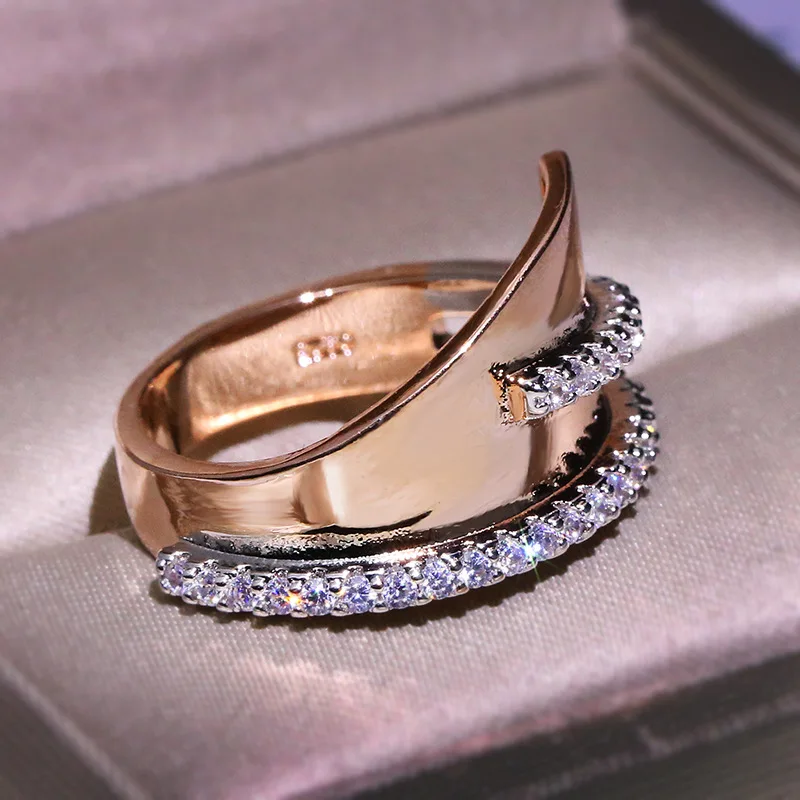 Женское двухцветное кольцо из розового золота с цирконом обручальное для