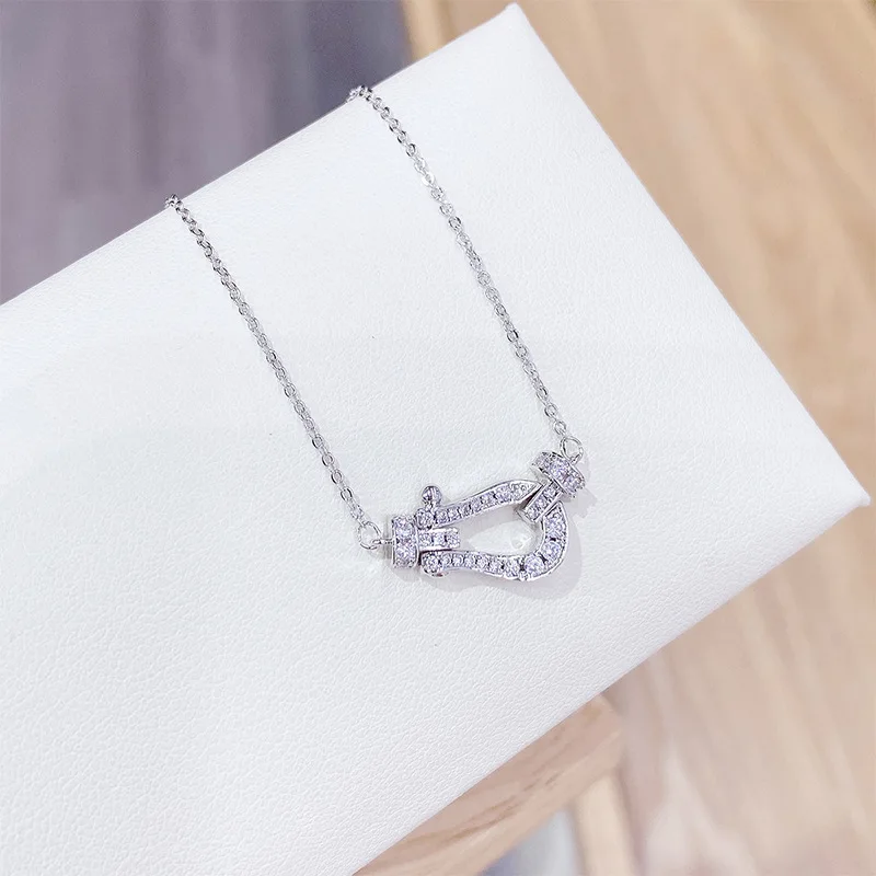 Модное ожерелье в форме подковы с бриллиантовой подвеской от известного бренда