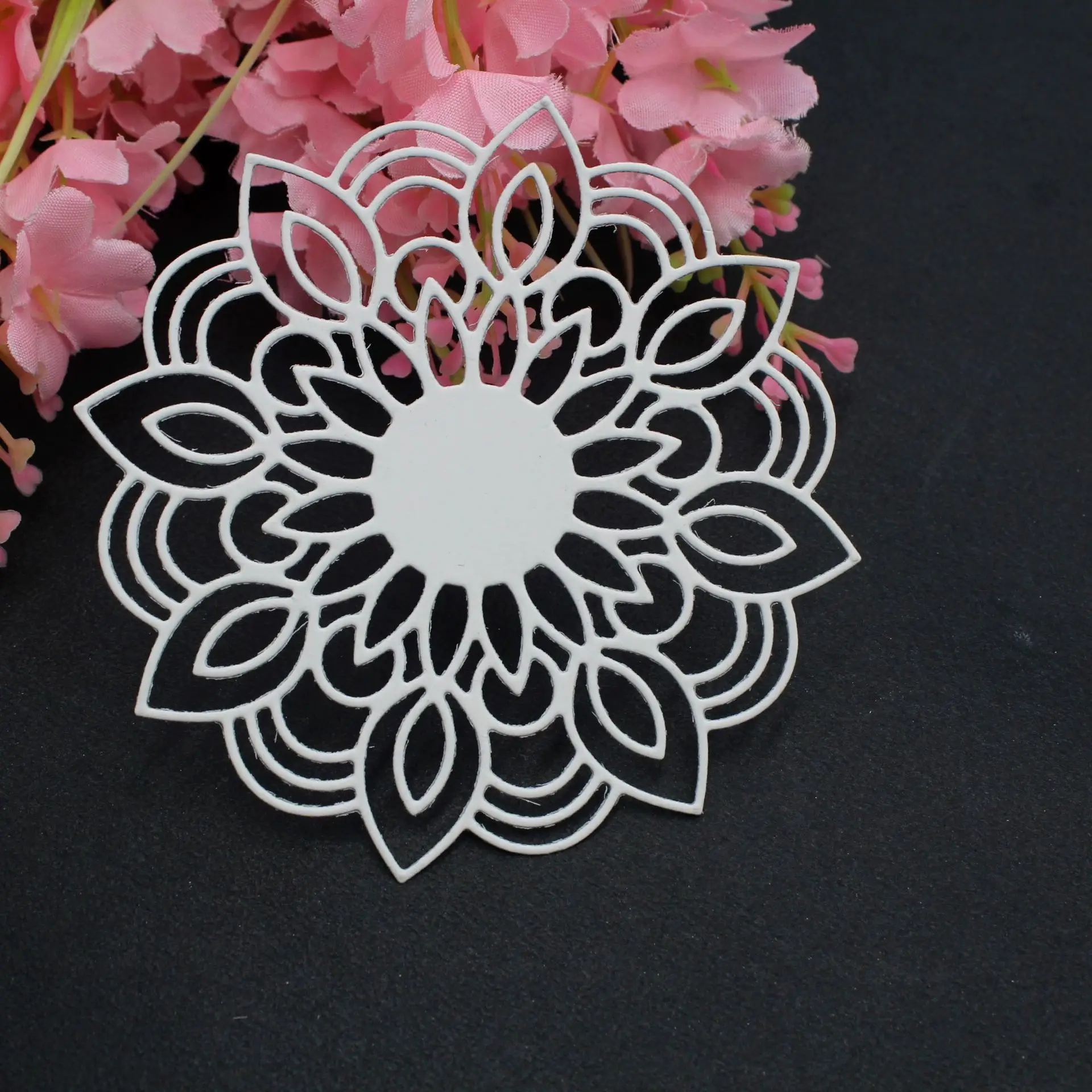 

Reunion Lace Edge Circle Frame Metal Cutting Die Stencils for DIY Scrapbooking Album Decorative Embossing Hand-on Paper Cards