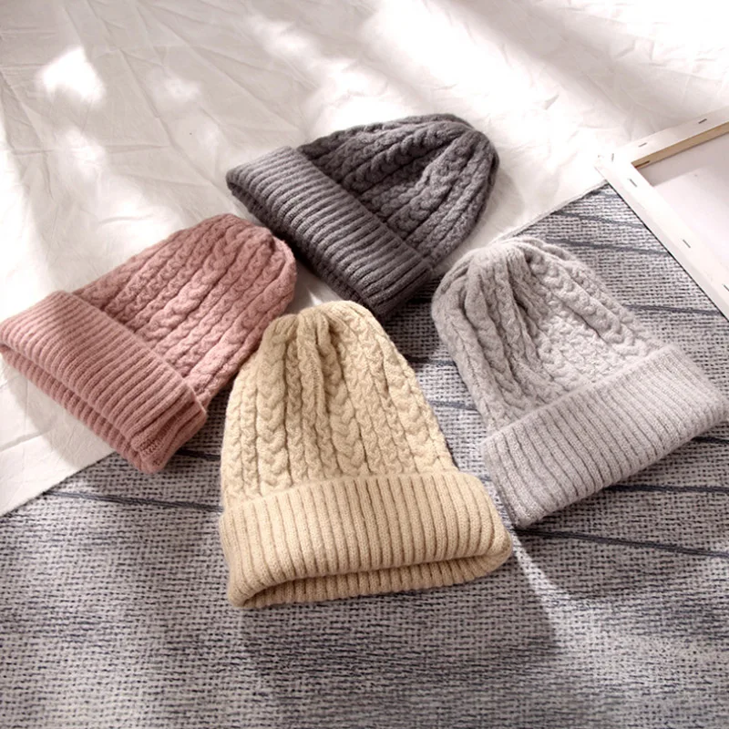 Женская шерстяная вязаная шапка однотонная на каждый день мягкая теплая с узором