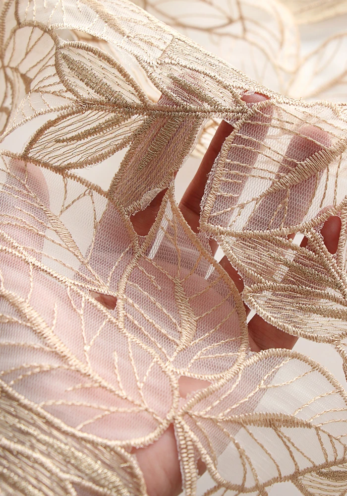 Великолепная органза цвета шампанского с золотой нитью и вышивкой в виде листьев