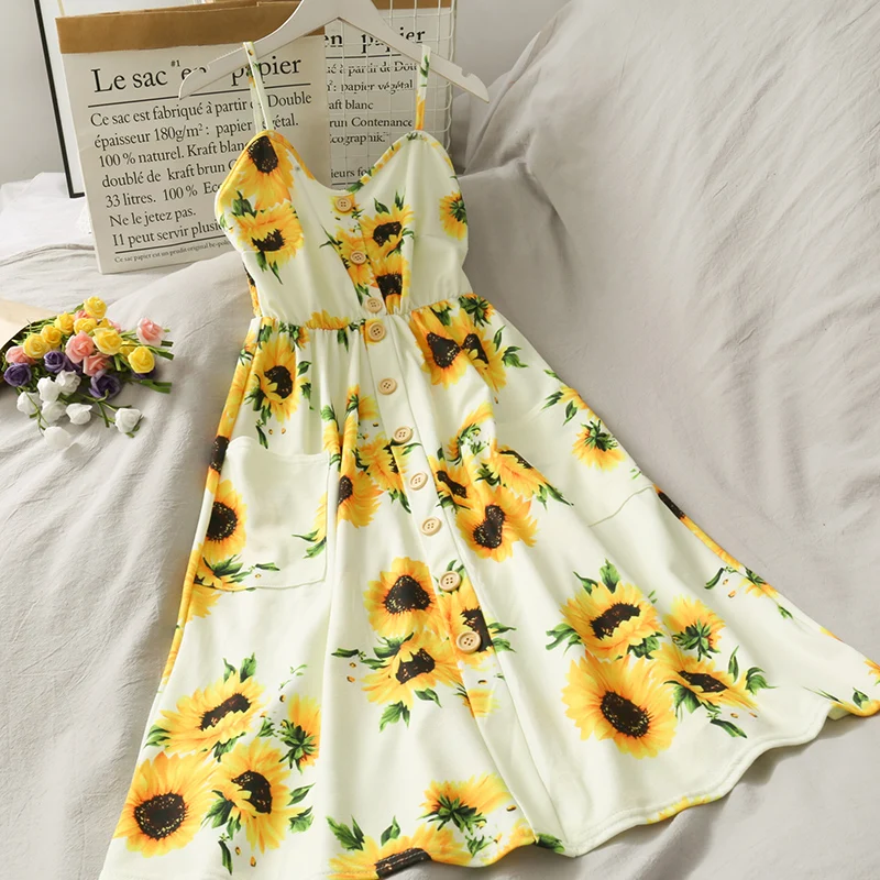 Женское платье на бретельках с высокой талией облегающее цветочным принтом