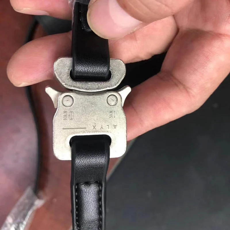 

Women 19SS ALYX Men Shoulder Bags High Quality Metal button Functional Tactical Genuine Leather Bag Skateboard ALYX Bags