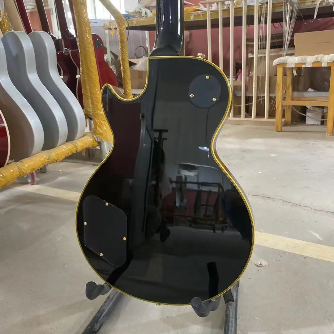 Черная электронная гитара на заказ три пикапа с Bigsby золотая фурнитура золотые