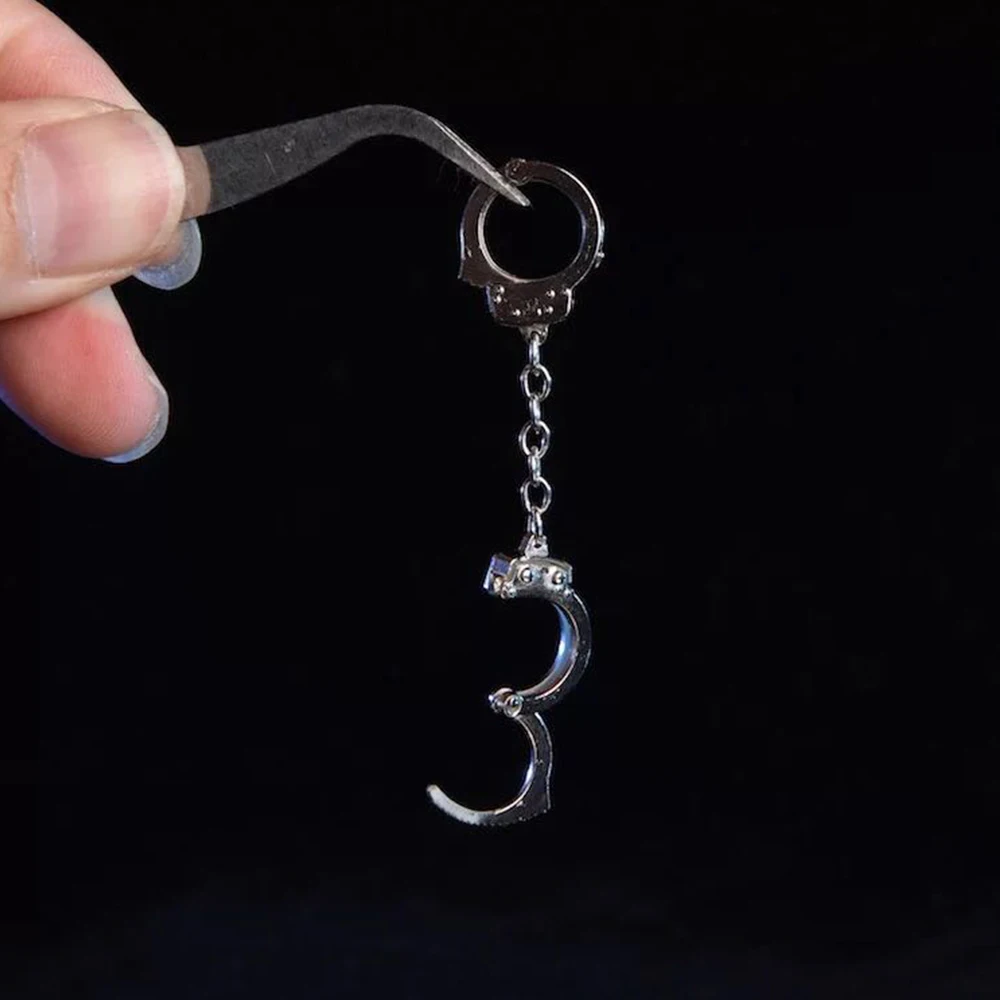 

VSTOYS 1/6 Soldier Metal Handcuffs Pocket Model Available for 12‘’action figure body