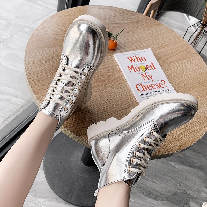 Модные осенне зимние ботинки серебристые кроссовки на массивной подошве большие