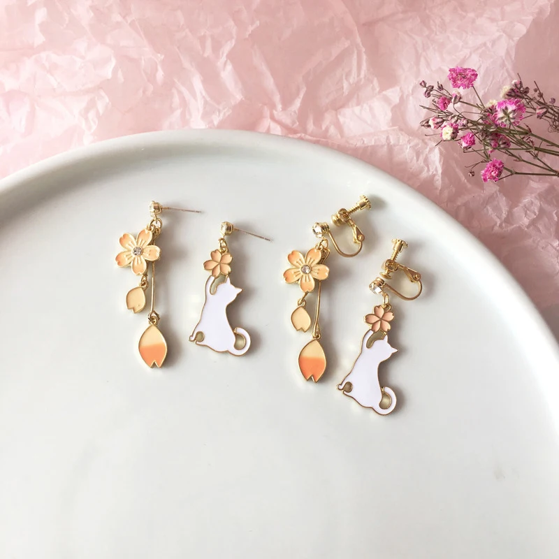 

Asymmetric personality playful temperament contracted earrings cat Flower Earrings aesthetic petal Earrings clip