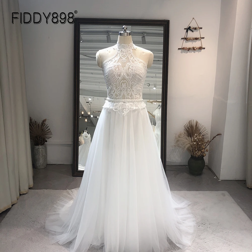 

Свадебное платье с блестками и лямкой на шее