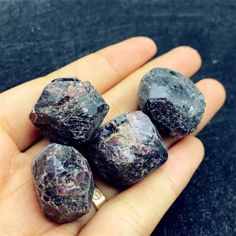 Драгоценный камень грубый гранат драгоценный