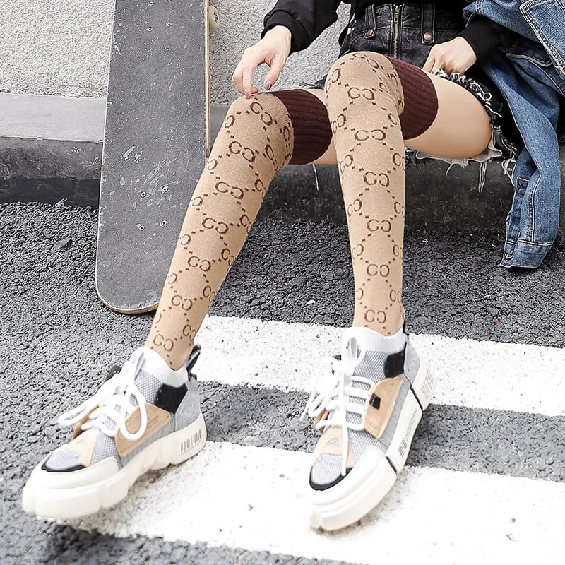 Коллекция 2018 года Новые Гольфы на осень и зиму разноцветные с буквенным принтом