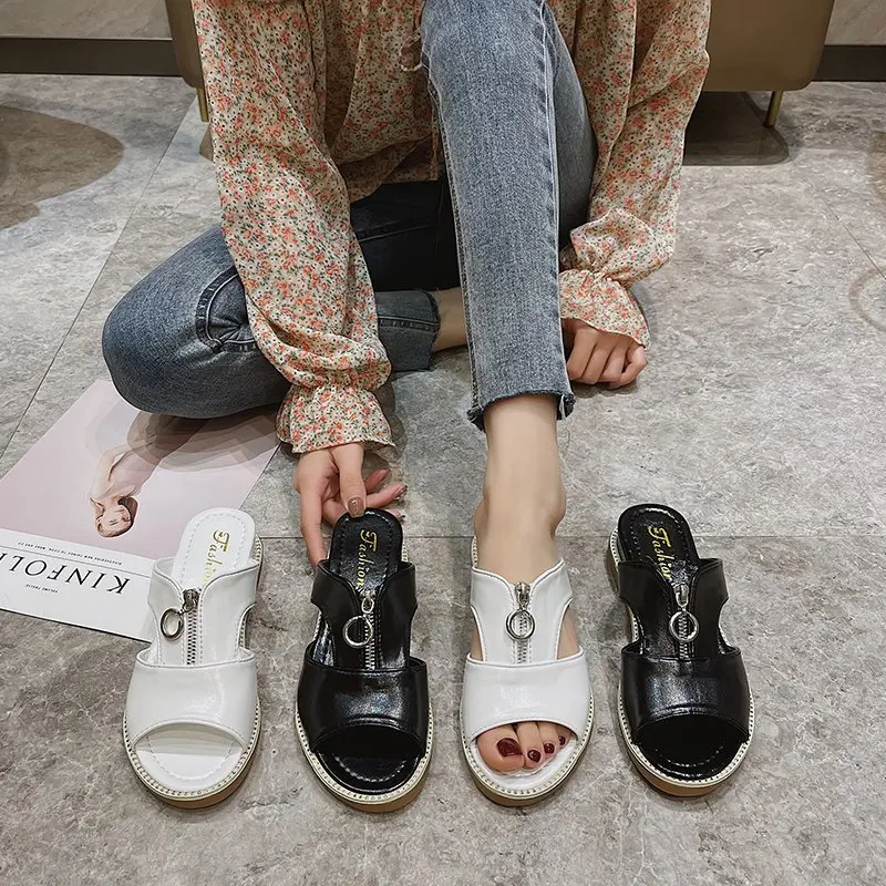 

Сандалии женские с круглым носком, легкие пляжные шлепанцы, летняя светильник, 2021