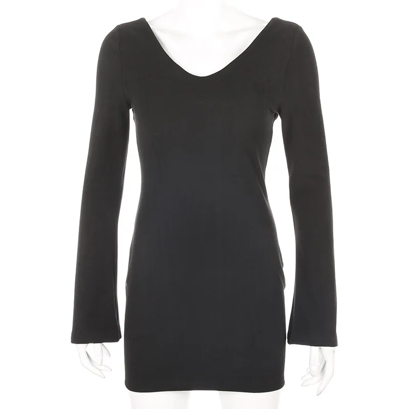 Женское мини платье черное облегающее с треугольным вырезом длинным рукавом и