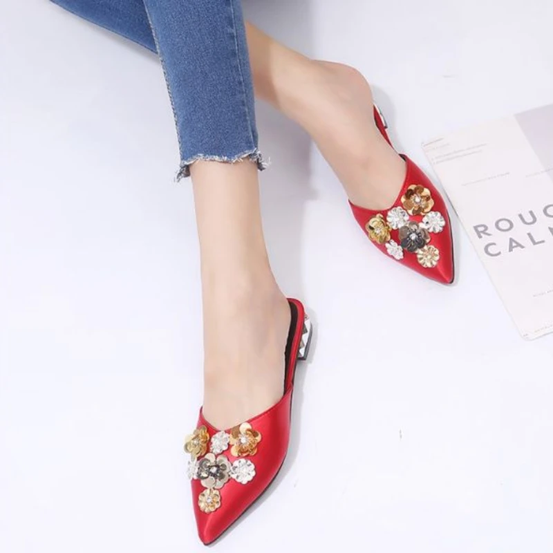

2021 New Summer Women's Fashion Semi Baotou PU Leather Flower Sandals Wear Fashionable Non Slip Versatile Pointed Sandals 7KG201