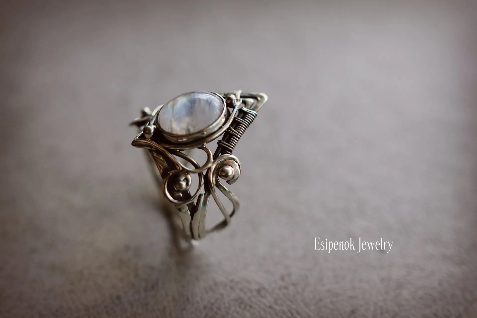 

Vintage Tibetan moonstone Big Healing Crystal Rings For Women Boho Antique Indian Moonstone Ring Fine Jewelry Girls Ladies Gifts