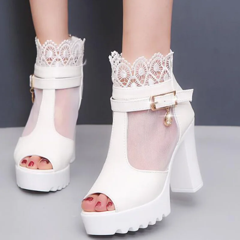 Женские ботинки на платформе ботильоны с открытым носком и кружевными манжетами