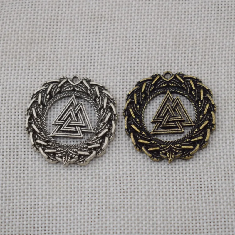 

Треугольная подвеска с круглыми листьями скандинавский Викинг