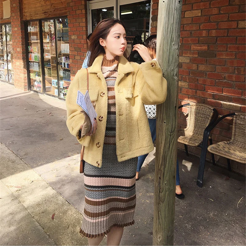 Женское трикотажное платье-свитер в полоску с круглым вырезом