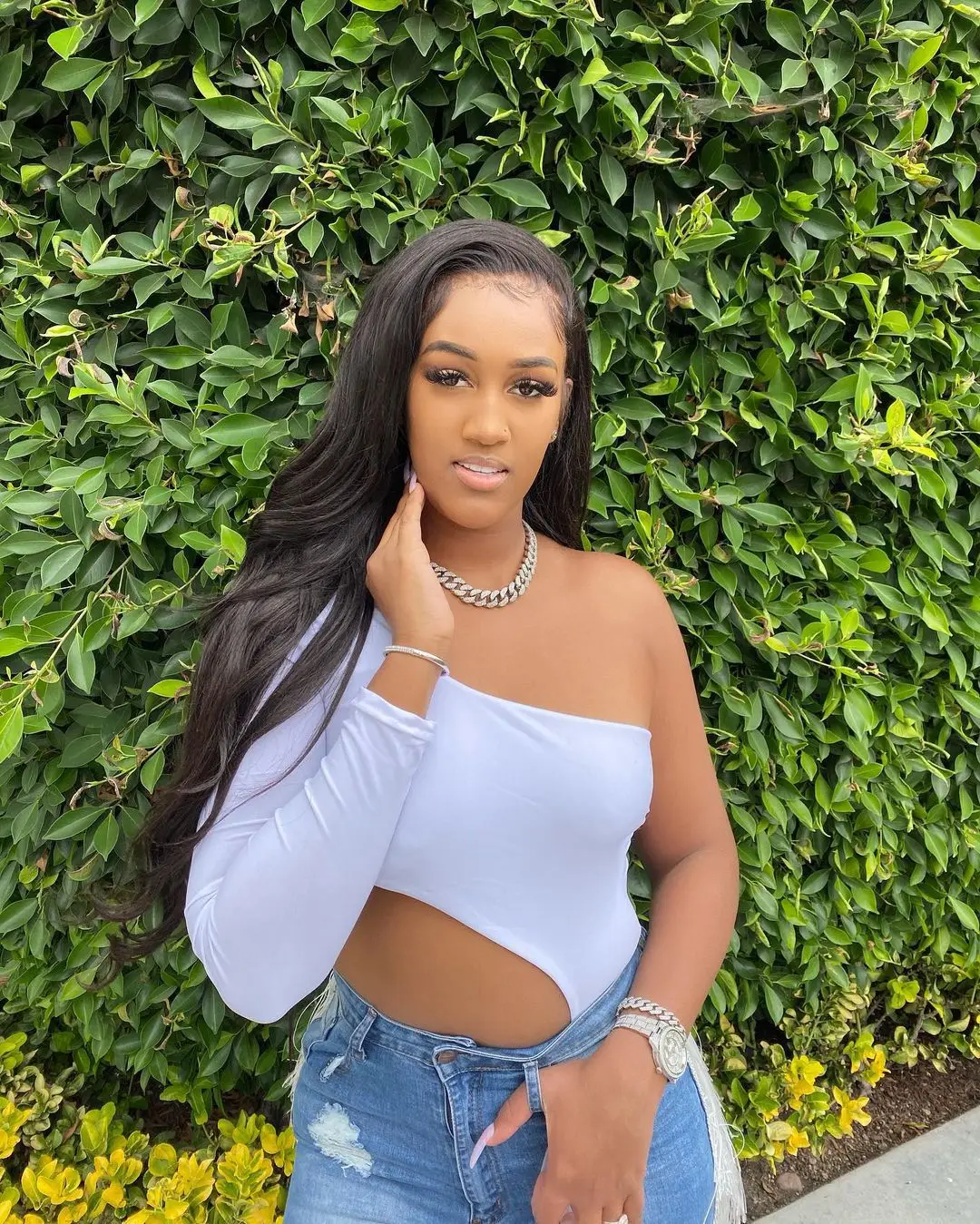 Белая сексуальная футболка с открытыми плечами и одним рукавом топ необычная