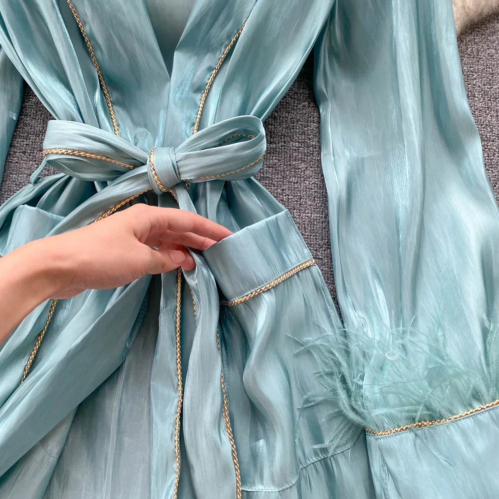 Женский плащ в стиле пэчворк с длинными рукавами и перьями